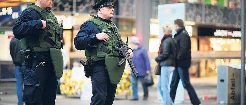 So nicht. Obwohl die Gefahr eines Anschlags in Deutschland weiterhin als „hoch“ eingestuft wird, sollen - anders als im November hier am Berliner Hauptbahnhof - keine Polizisten mit Maschinenpistolen auf Bahnhöfen und an Flughäfen patrouillieren. 
