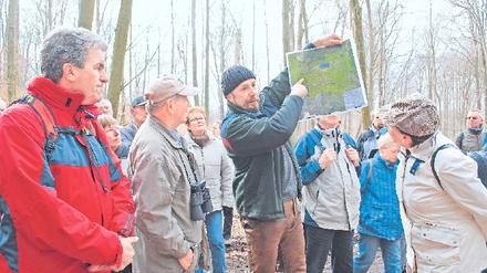Waldexperte Michael Luthardt führt regelmäßig Besucher durch das Revier. das im schroffen Gegensatz zum gar nicht weit entfernten Werbellinsee steht.