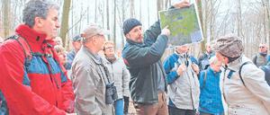Waldexperte Michael Luthardt führt regelmäßig Besucher durch das Revier. das im schroffen Gegensatz zum gar nicht weit entfernten Werbellinsee steht.