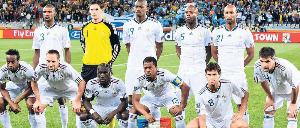 Schwarz-weiß-arabisch. Die WM-Elf 2010 blamierte Frankreich durch Disziplinlosigkeiten – verbandsintern werden schwarze und muslimische Spieler für die Probleme verantwortlich gemacht. 
