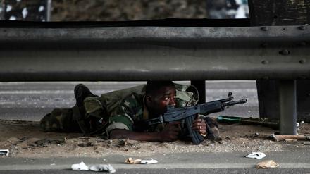 Die Ouattara-Einheiten werden von internationalen Truppen unterstützt.