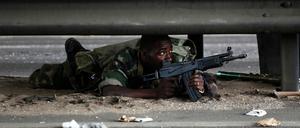 Die Ouattara-Einheiten werden von internationalen Truppen unterstützt.