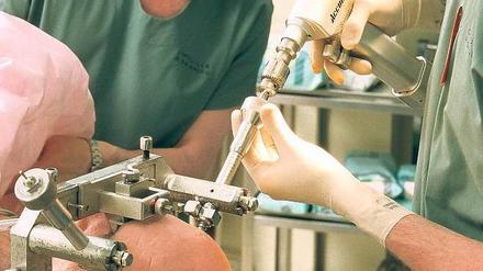 Eingriff ins Gehirn. Bei der Gentherapie werden Parkinsonpatienten die Viren direkt in die betroffene Hirnregion gespritzt. Foto: Superbild/bsip.com