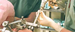 Eingriff ins Gehirn. Bei der Gentherapie werden Parkinsonpatienten die Viren direkt in die betroffene Hirnregion gespritzt. Foto: Superbild/bsip.com