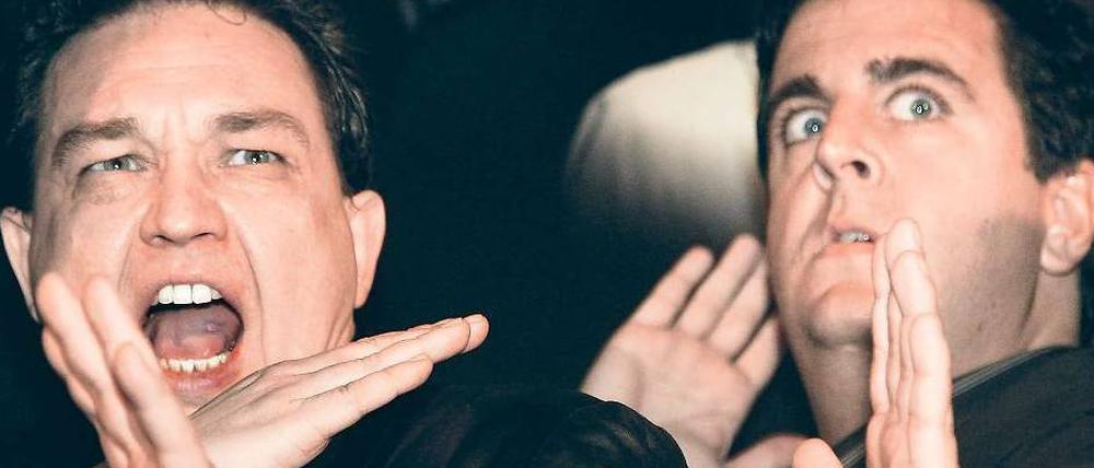 Doppelt komisch. Im Theater am Kurfürstendamm bitten Bastian Pastewka (re.) und Oliver Kalkhofe zum fröhlichen Public Viewing für Fans klassischer und ungewöhnlicher TV-Formate. Auch Michael Kessler aus „Switch Reloaded“ ist dabei. Foto: Koch/dapd