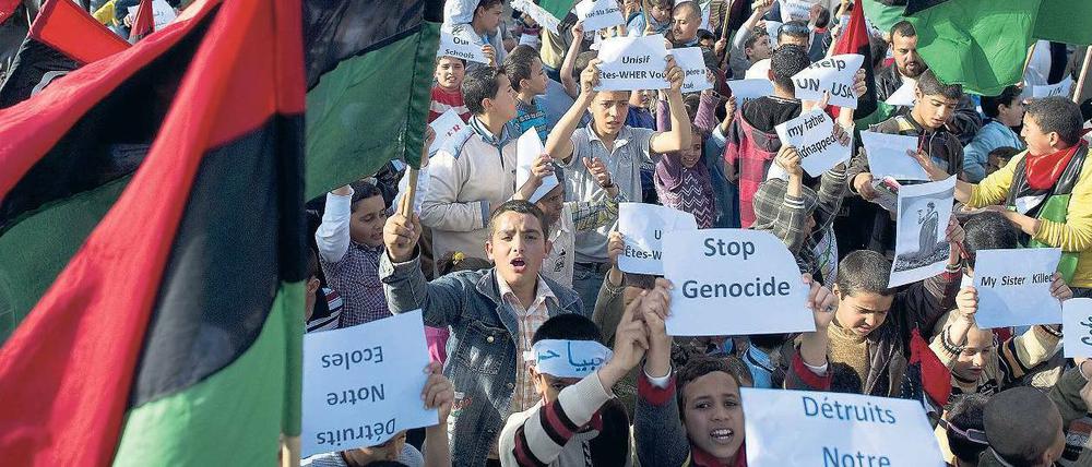 In höchster Not. Kinder und Jugendliche in Misrata fordern den Einsatz der internationalen Gemeinschaft in der umkämpften westlibyschen Stadt. 