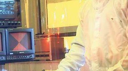 Große Nachfrage. Ein Mitarbeiter der Firma Merck produziert Flüssigkristalle. Sie kommen in Handys, Flachbildfernsehern und Tablet-Computern zum Einsatz. Foto: p-a/dpa