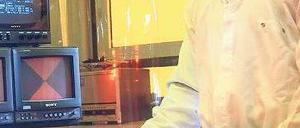 Große Nachfrage. Ein Mitarbeiter der Firma Merck produziert Flüssigkristalle. Sie kommen in Handys, Flachbildfernsehern und Tablet-Computern zum Einsatz. Foto: p-a/dpa