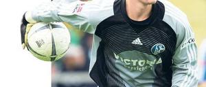 Schalker Symbol. 2006 absolvierte Manuel Neuer im Alter von 20 Jahren sein erstes Bundesligaspiel für Schalke (Foto). In Aachen blieb er damals ohne Gegentor – Manuel Neuers Mannschaft gewann 1:0. Foto: dpa