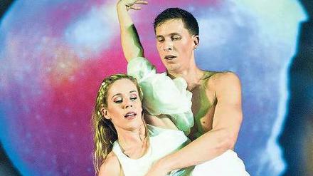 Tanz den Apfeltango. Manu Laude und Bente Weiler als Adam und Eva. Foto: dapd