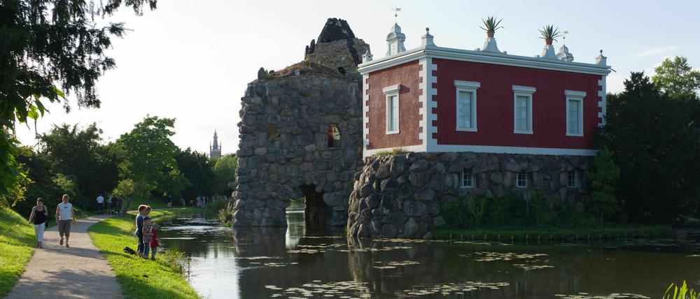 Die Insel Stein im Schlosspark Wörlitz mit der Villa Hamilton, die man besichtigen kann.