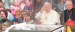 Papa mobil. Karol Wojtyla mit Kardinal Sterzinsky 1996 in Berlin. Am 1. Mai wird der 2005 gestorbene Papst seliggesprochen.
