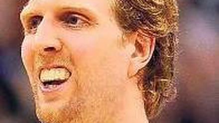 Mit 32 immer noch Biss. Dirk Nowitzki spielt seit 1998 in der US-Profiliga NBA bei den Dallas Mavericks. 2007 wurde er zum wertvollsten NBA-Profi gewählt. Am Samstag startet er gegen Portland in die Play-offs.