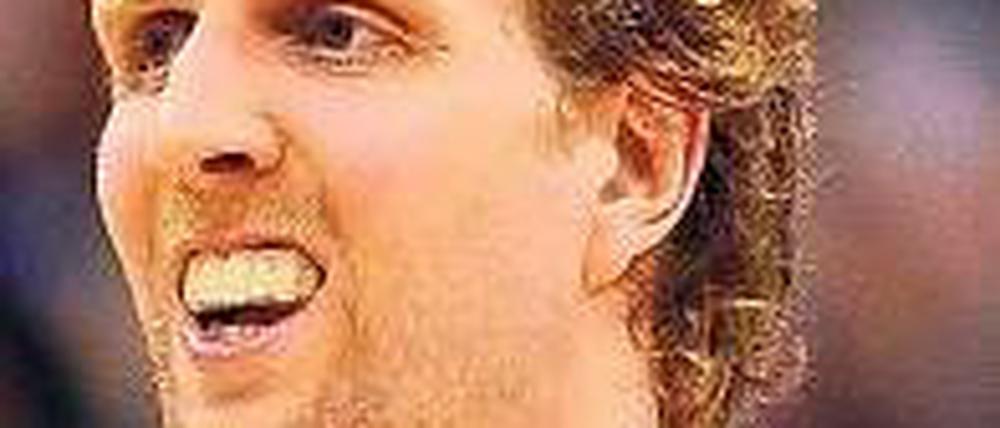Mit 32 immer noch Biss. Dirk Nowitzki spielt seit 1998 in der US-Profiliga NBA bei den Dallas Mavericks. 2007 wurde er zum wertvollsten NBA-Profi gewählt. Am Samstag startet er gegen Portland in die Play-offs.