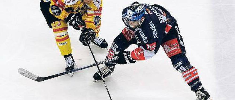 Kampf um die Plätze. Daniel Kreutzer (links) ist mit Düsseldorf ausgeschieden und hat Chancen bei der Nationalmannschaft. André Rankel (rechts) hingegen verpasst einen großen Teil der WM-Vorbereitung, weil er mit den Eisbären im Finale spielt. Foto: dpa