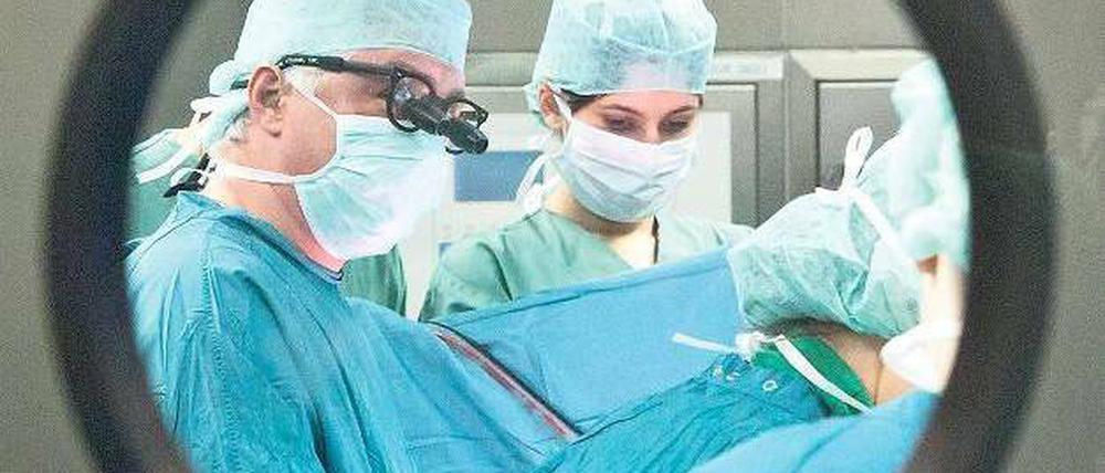 Schwierige Eingriffe. Rund 4500 Operationen führt das Berliner Herzzentrum in jedem Jahr durch. Foto: Tobias Kleinschmidt / dpa