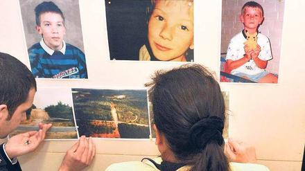Gesichter der Opfer. Polizeibeamte der Soko-Dennis zeigten vorige Woche Bilder von drei toten Kindern und deren Fundorte an einer Pinnwand. Fast zehn Jahre nach dem Mord an dem kleinen Dennis ist der verdächtige Martin N. festgenommen worden, der auch für weitere Morde verantwortlich sein soll. Seine Spur führt auch nach Berlin. Foto: dpa/Carmen Jaspersen