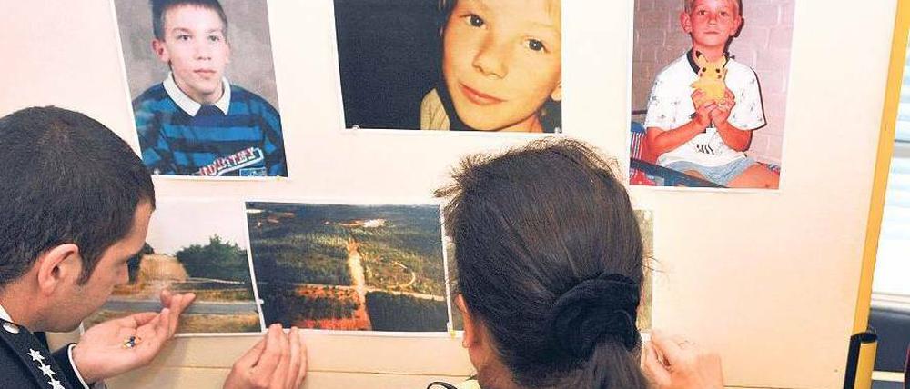 Gesichter der Opfer. Polizeibeamte der Soko-Dennis zeigten vorige Woche Bilder von drei toten Kindern und deren Fundorte an einer Pinnwand. Fast zehn Jahre nach dem Mord an dem kleinen Dennis ist der verdächtige Martin N. festgenommen worden, der auch für weitere Morde verantwortlich sein soll. Seine Spur führt auch nach Berlin. Foto: dpa/Carmen Jaspersen