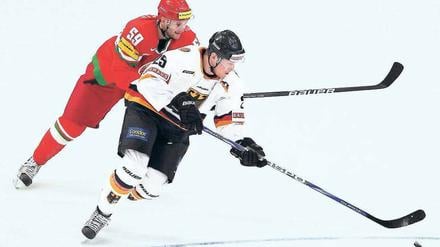 Leidenschaft auf Eis. Das deutsche Eishockeyteam um Marcel Müller (v.) will an die gute Heim-WM vom letzten Jahr anknüpfen. Foto: dpa