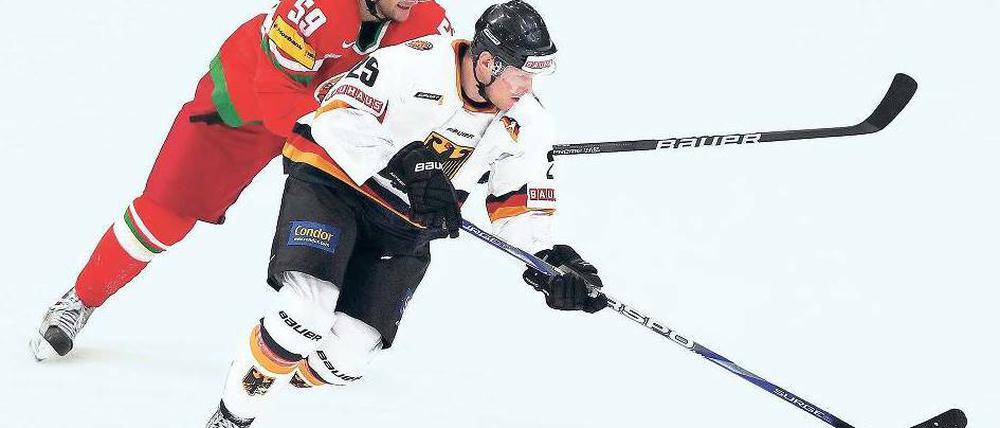Leidenschaft auf Eis. Das deutsche Eishockeyteam um Marcel Müller (v.) will an die gute Heim-WM vom letzten Jahr anknüpfen. Foto: dpa