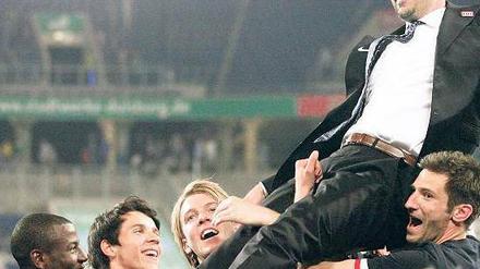 Sie bleiben ein Team. Aufstiegstrainer Markus Babbel und der größte Teil der Mannschaft sollen in der kommenden Saison an stärkeren Gegnern weiter wachsen. Foto: dpa