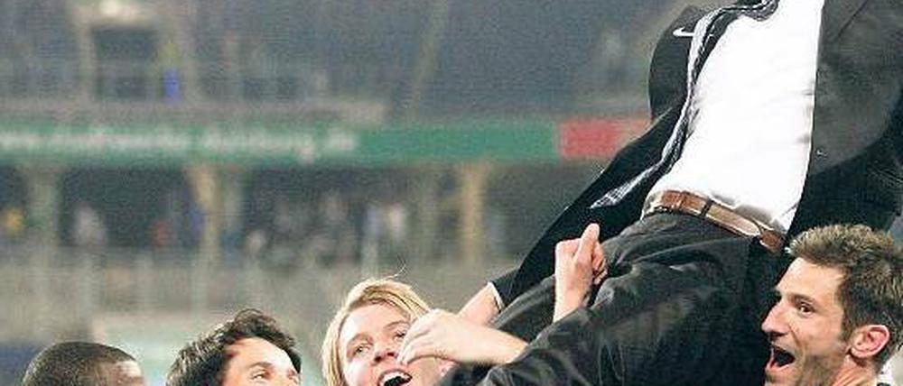 Sie bleiben ein Team. Aufstiegstrainer Markus Babbel und der größte Teil der Mannschaft sollen in der kommenden Saison an stärkeren Gegnern weiter wachsen. Foto: dpa