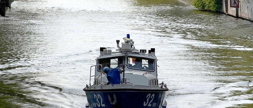 Ein Boot der Wasserschutzpolizei fährt in Berlin-Kreuzberg auf dem Landwehrkanal in dem Bereich, in dem am 19.04.11 eine eingepackte Frauenleiche gefunden wurde. 