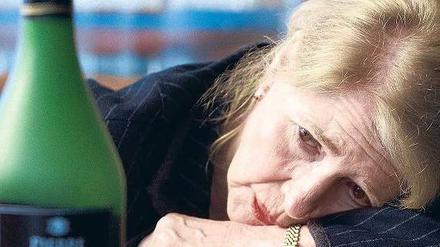 Verlorene Tage. Carla (Christiane Hörbiger) verfällt dem Alkohol. Foto: ARD