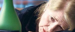 Verlorene Tage. Carla (Christiane Hörbiger) verfällt dem Alkohol. Foto: ARD