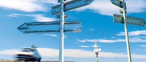 Wohin? Eine Firmengründung kann der Ausweg aus der Arbeitslosigkeit sein oder die Verwirklichung einer lang gehegten Geschäftsidee. Doch der Schritt in die Existenzgründung ist nicht leicht. Wer sich informiert, findet inhaltliche und finanzielle Unterstützung. Foto: Imago