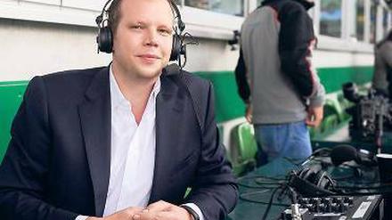 Gast im Wohnzimmer. Wolff-Christoph Fuss, 34, gehört zu den beliebtesten Kommentatoren in Deutschland. Heute berichtet er vom Champions-League-Halbfinale Schalke 04 gegen Manchester United (Sat1, 20 Uhr 15). Er begann seine Karriere 1997, kam bei Sendern wie DF1, Premiere oder Liga Total! so gut an, dass er sein BWL-Studium hinwarf.