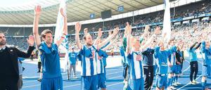 Neu in der Kurve. Trainer Markus Babbel (links) wurde erstmals von den Fans gefeiert und ließ das, überredet vom Team, auch zu.