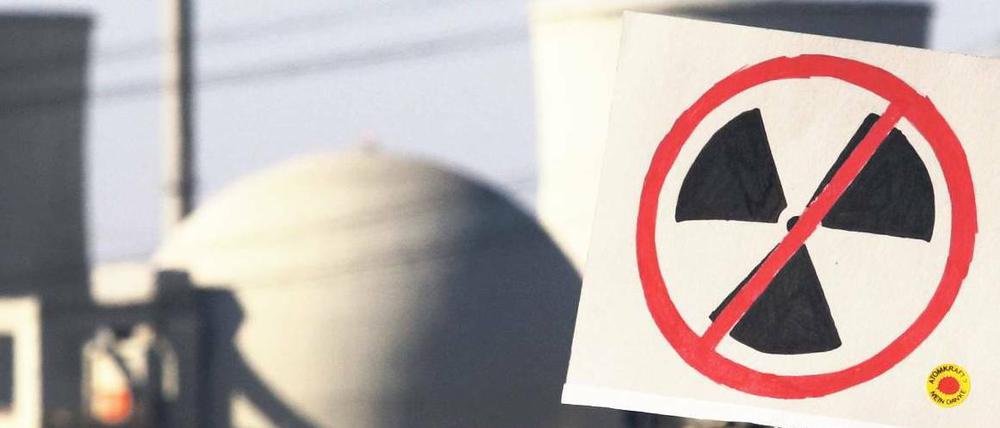 Nichts wie raus. Nach der Katastrophe in Fukushima wollen viele Verbraucher keinen Atomstrom mehr. Der Markt der Ökostromanbieter ist allerdings unübersichtlich. Foto: dapd