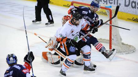 Die Eisbären kamen mit dem Druck im ersten Finalspiel besser klar als die Wolfsburger.
