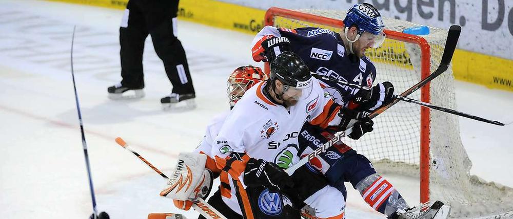Die Eisbären kamen mit dem Druck im ersten Finalspiel besser klar als die Wolfsburger.