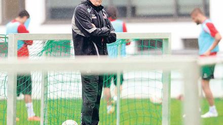 Alles hört auf sein Kommando. Obwohl Volker Finke ein Comeback als Coach mehrfach kategorisch ausgeschlossen hatte, leitete er am Mittwoch das Training in Köln. Foto: dpa