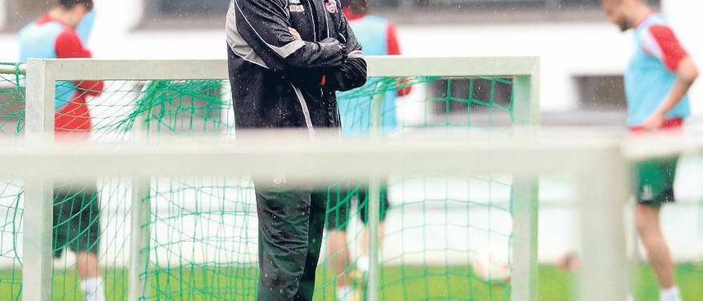 Alles hört auf sein Kommando. Obwohl Volker Finke ein Comeback als Coach mehrfach kategorisch ausgeschlossen hatte, leitete er am Mittwoch das Training in Köln. Foto: dpa