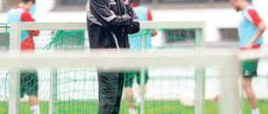 Alles hört auf sein Kommando. Obwohl Volker Finke ein Comeback als Coach mehrfach kategorisch ausgeschlossen hatte, leitete er am Mittwoch das Training in Köln. Foto: dpa