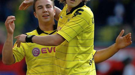 Keine Schönheiten, aber dafür vielleicht bald Meister: Mario Götze und Kevin Großkreutz nach dem 3:0.