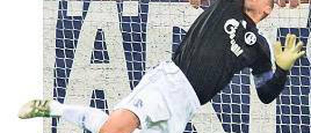 Den Sir beeindruckt. Mit mehreren großartigen Paraden brachte Schalkes Torhüter Manuel Neuer im Champions-League-Halbfinale sogar Manchesters Trainer Alex Ferguson zum Staunen. Foto: AFP