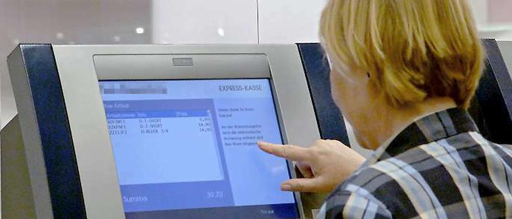 Hier kassiert der Kunde selbst: SB-Kassen sind praktisch für die Unternehmen, weil sie Personal sparen können. Aber sind sie auch praktisch für Einkäufer?