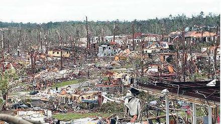 Die Vorstadt von Birmingham in Alabama liegt völlig in Trümmern. Viele Menschen verloren ihre Häuser und müssen jetzt in Notunterkünften untergebracht werden. Fotos: Reuters