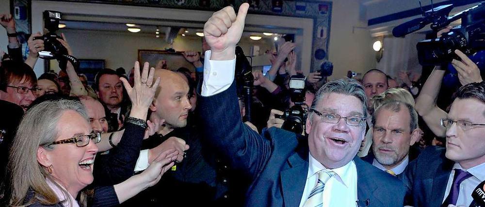 "Wahre Finnen" wissen, wie man feiert: Timo Soini, Chef der Rechtspopulisten, feiert mit Getreuen das sensationelle Wahlergebnis.