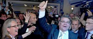 "Wahre Finnen" wissen, wie man feiert: Timo Soini, Chef der Rechtspopulisten, feiert mit Getreuen das sensationelle Wahlergebnis.