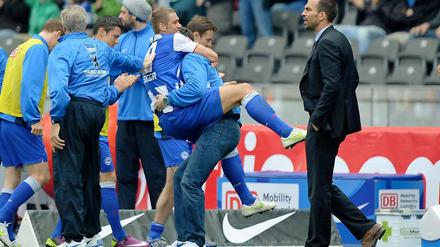 Alles feiert. Einsam warnt: Nur Trainer Markus Babbel bleibt in Sachen Aufstiegseuphorie weiter zurückhaltend.