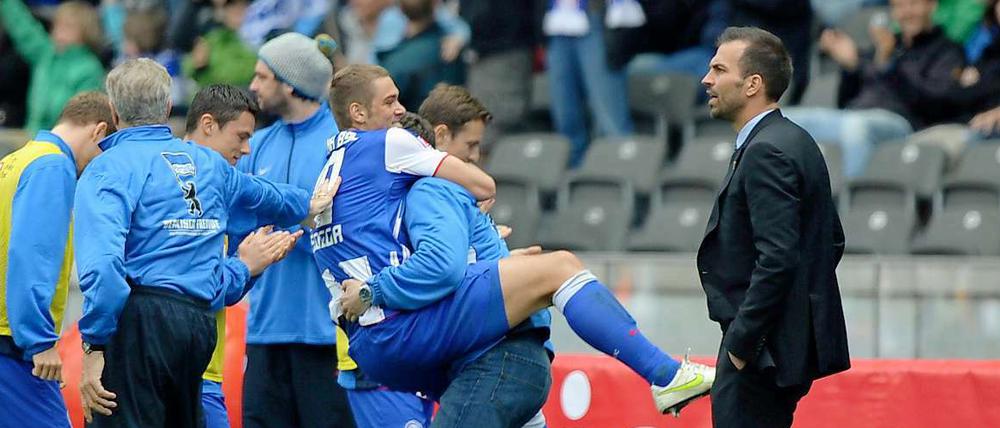 Alles feiert. Einsam warnt: Nur Trainer Markus Babbel bleibt in Sachen Aufstiegseuphorie weiter zurückhaltend.