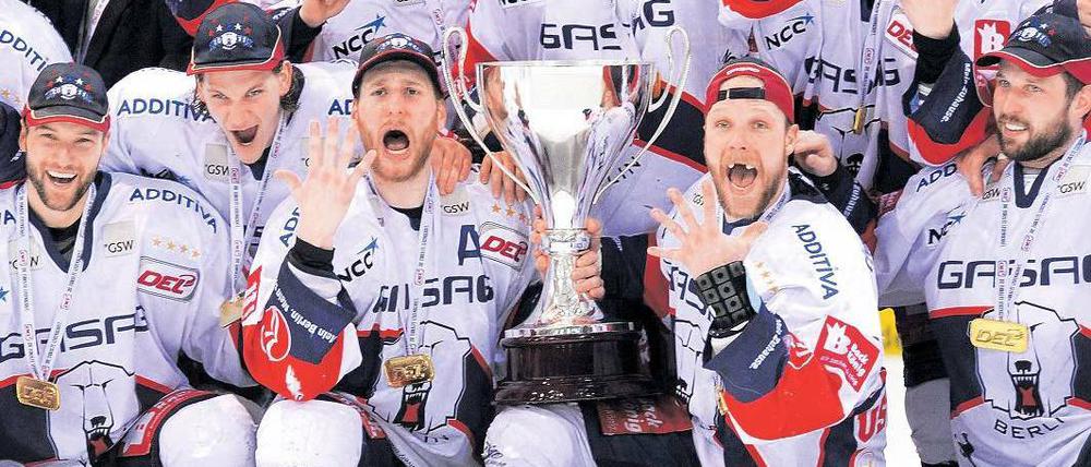 Die Fünf steht. Die Eisbären machten die Handvoll Titel voll und ließen nach einem mitreißenden Sieg fünfe grade sein. Foto: dpa