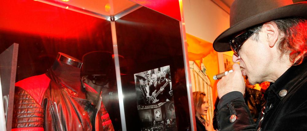 Udo Lindenberg betrachtet eine ausgestellte Lederjacke, die er einst Erich Honecker schenkte.