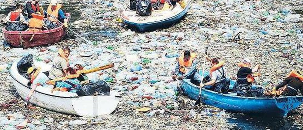 400 Jahre braucht eine Plastiktüte, um zu verrotten. In manchen Ländern, wie hier in Bulgarien, verstopft Plastikmüll die Gewässer. 