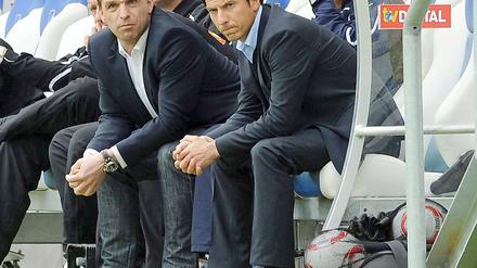 So sehen Sieger aus: Manager Ernst Tanner (2. v. r.) und Trainer Marco Pezzaiuoli lieferten sich unter der Woche nacheinander ein bizarres Schauspiel. Am Samstag saßen sie nebeneinander auf der Bank und sahen den 1:0-Sieg gegen Frankfurt.